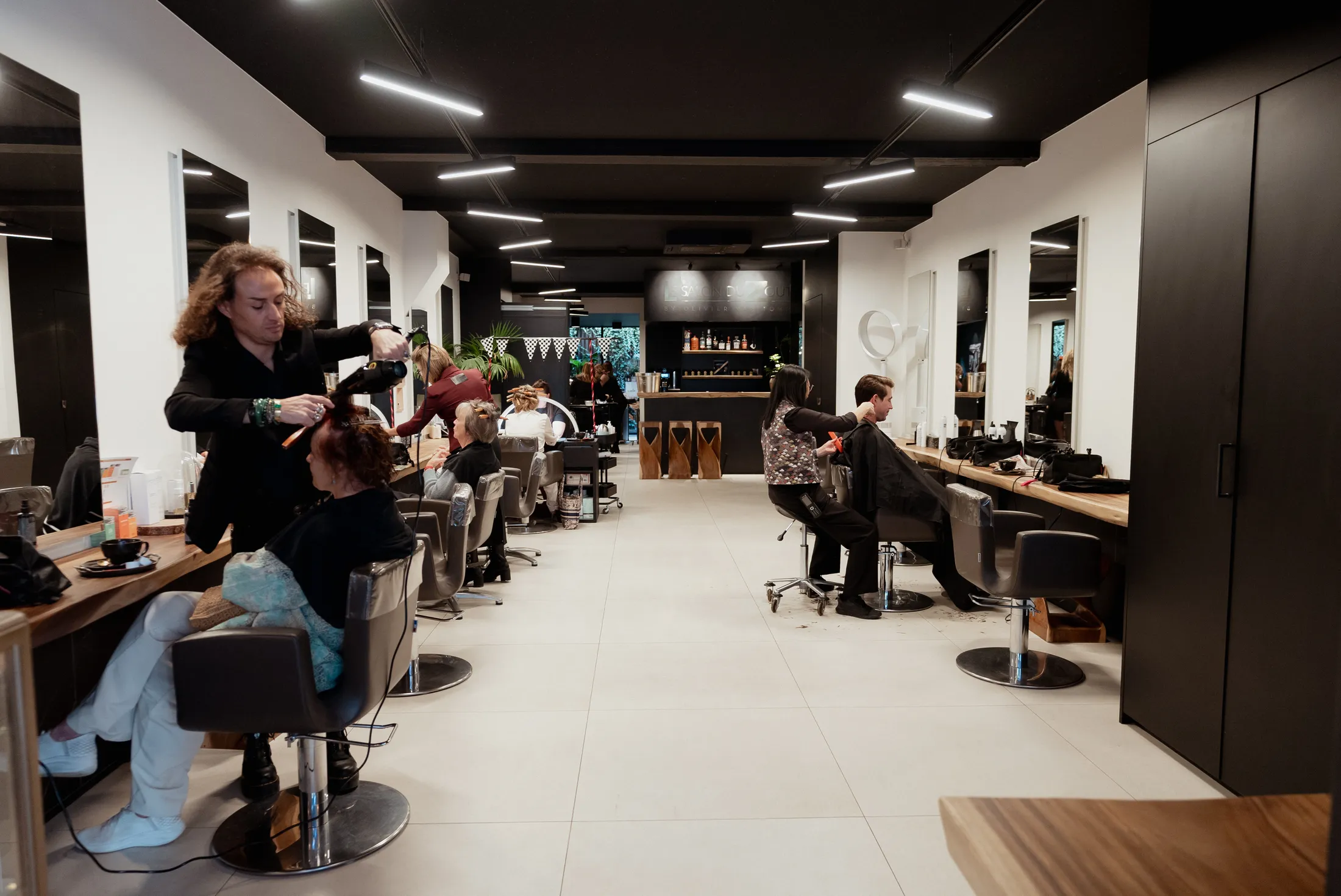 Het salon aan de Kustlaan, met het team aan het werk