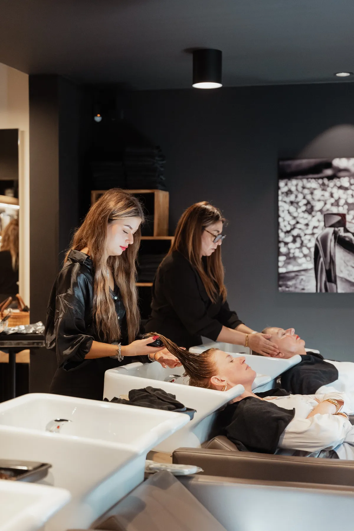 Een klant aan de wastafel in het salon